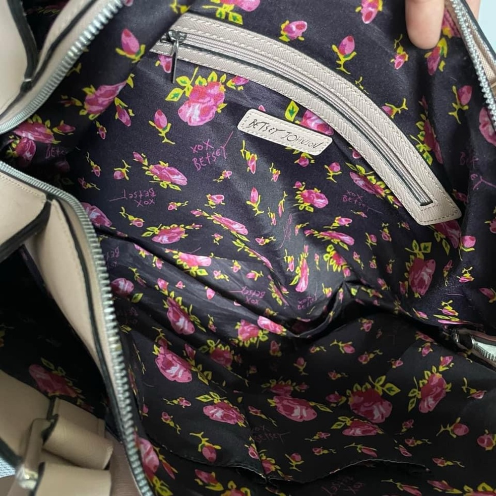 Betsey Johnson Pink Bow Satchel 🎀 - Picture 5 of 7